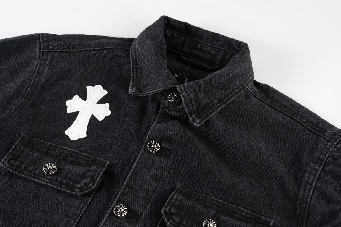 P260 ChromeHearts classic embroidered leather label distressed washed two-color denim jacket 🐂 Hot new release 🐂 High-quality denim fabric The upper body is comfortable and stylish High-quality turning and fine washing The details are clearly identifiable The classic design is iconic 🔥A must-have for daily street use It is very suitable for the current season 👍🏻 The loose fit upper body covers the flesh, simple, comfortable and fun with the trend! 💯 Style number: 1586# Color: black with white label Size: M L